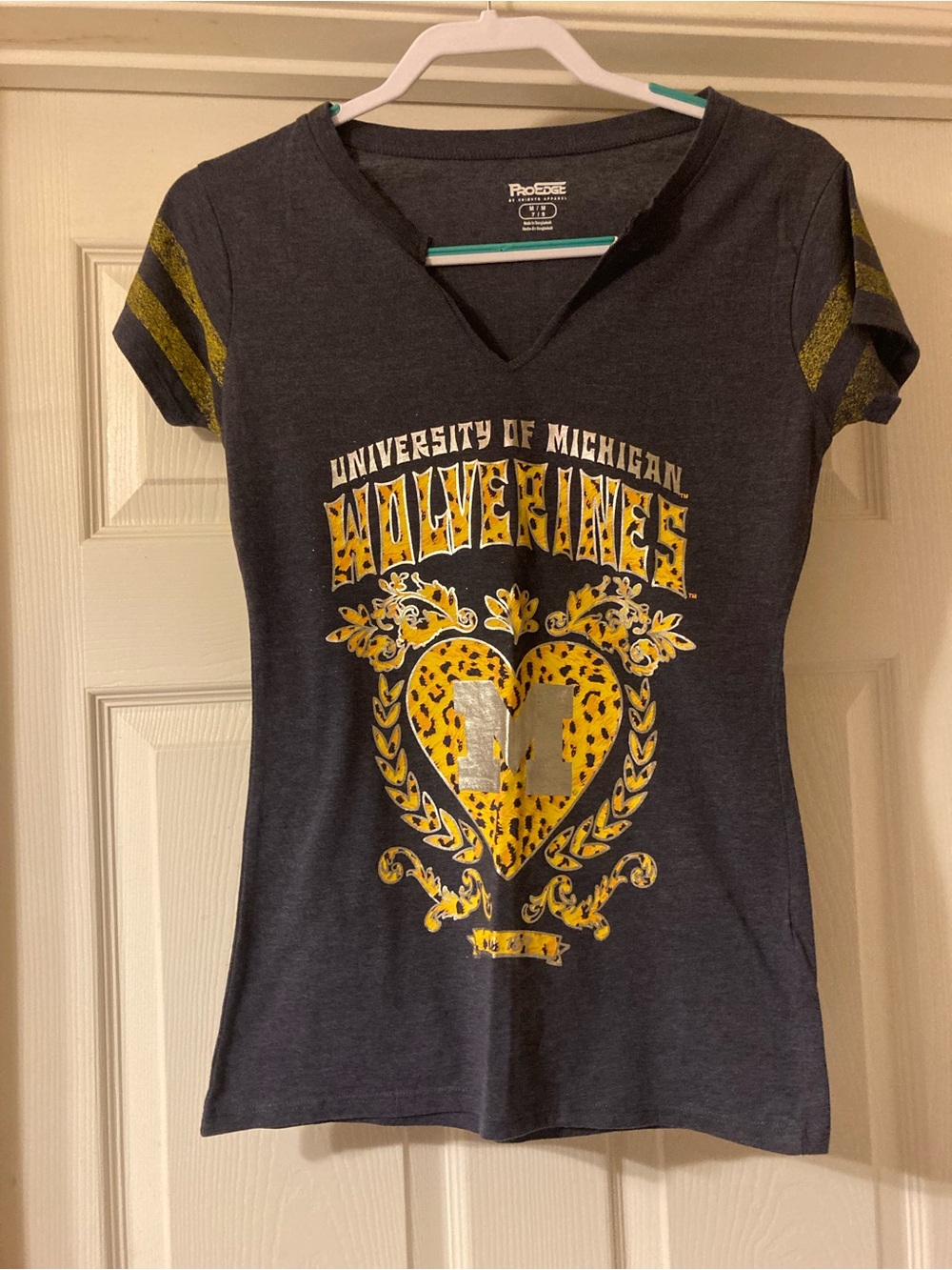 ⭐️⭐️ Pro Edge Navy and Gold University of Michigan Wolverines V‑Neck Tee NWOT